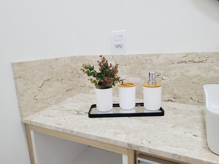 308-3 Excelente apartamento com piscina aquecida, próximo ao