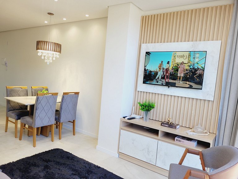 308-3 Excelente apartamento com piscina aquecida, próximo ao
