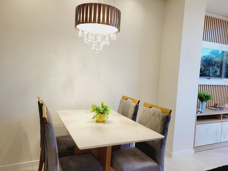 308-3 Excelente apartamento com piscina aquecida, próximo ao