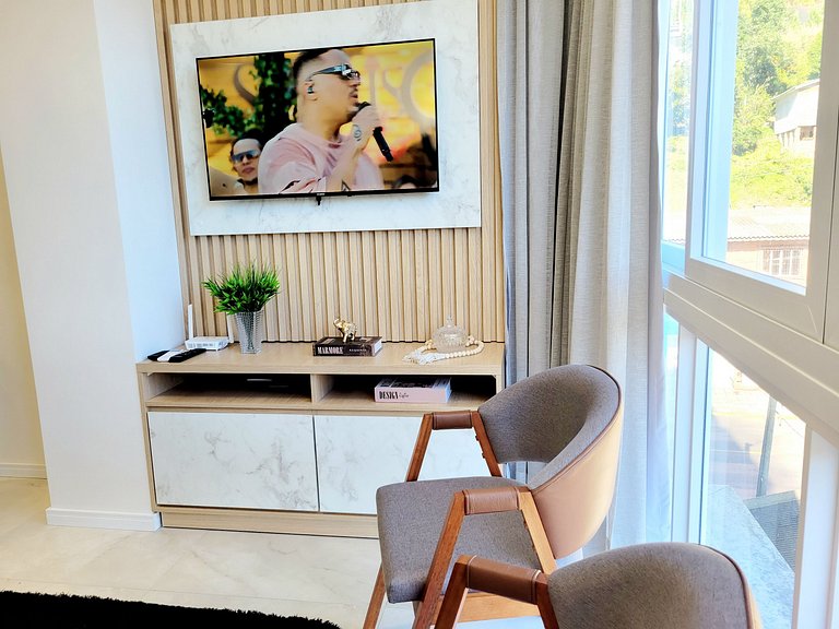 308-3 Excelente apartamento com piscina aquecida, próximo ao